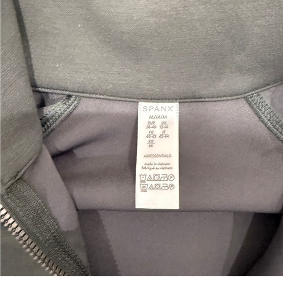 SPANX Air Essentials Half Zip, Palm Green, Medium 
GUC - Picture 7 of 9